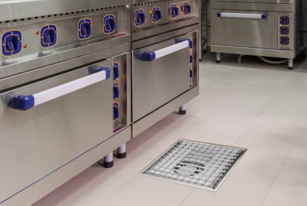 Impressie van een professionele keuken, voorzien van een RVS afvoergoot met een maasrooster.